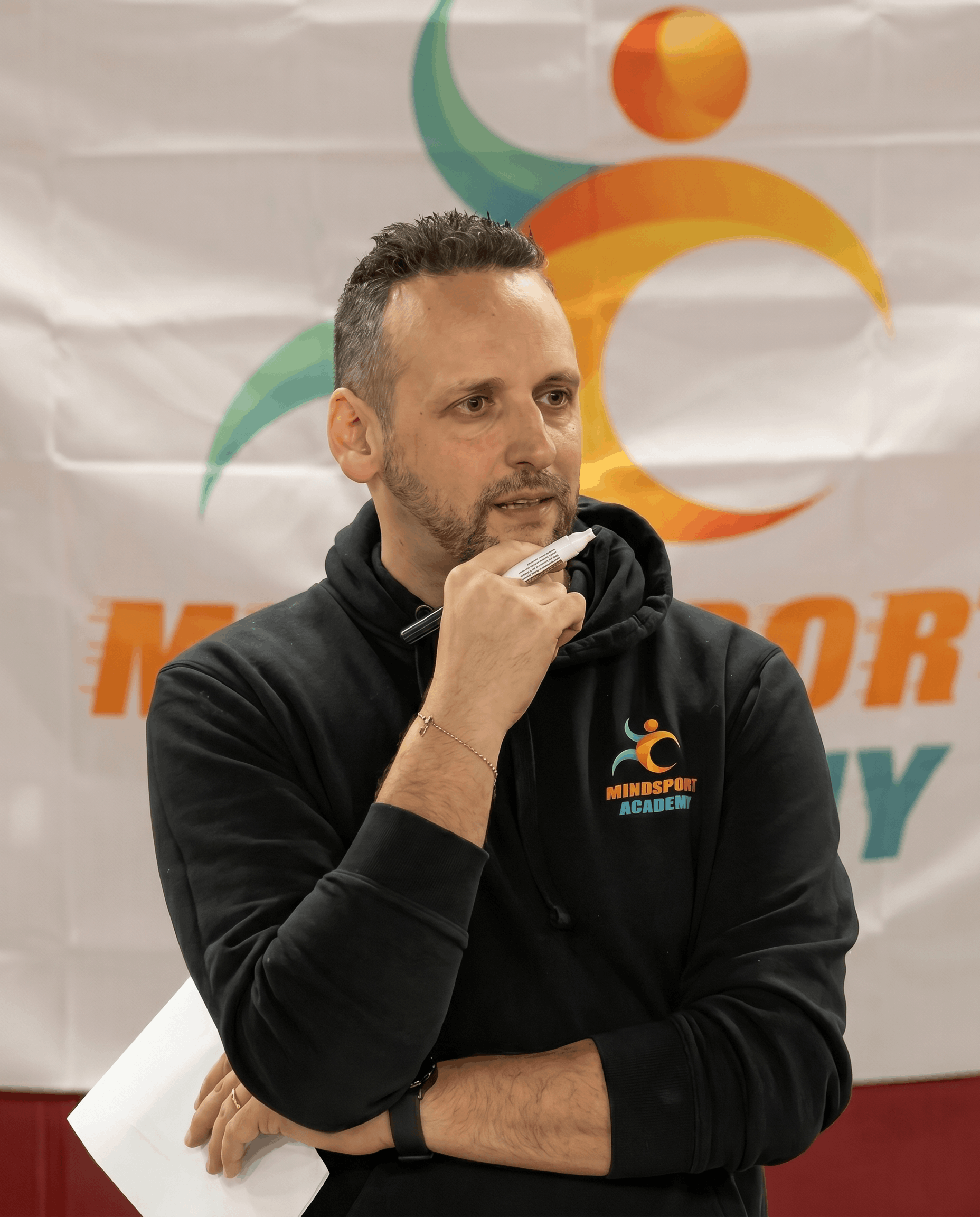 Simone Iovino al lavoro con i ragazzi